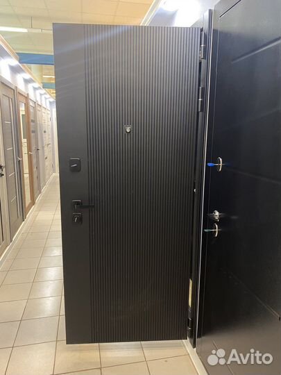 Входная дверь в квартиру / металлическая