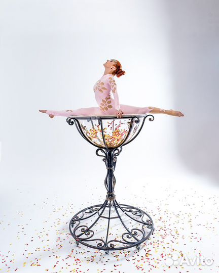 Девушка в бокале