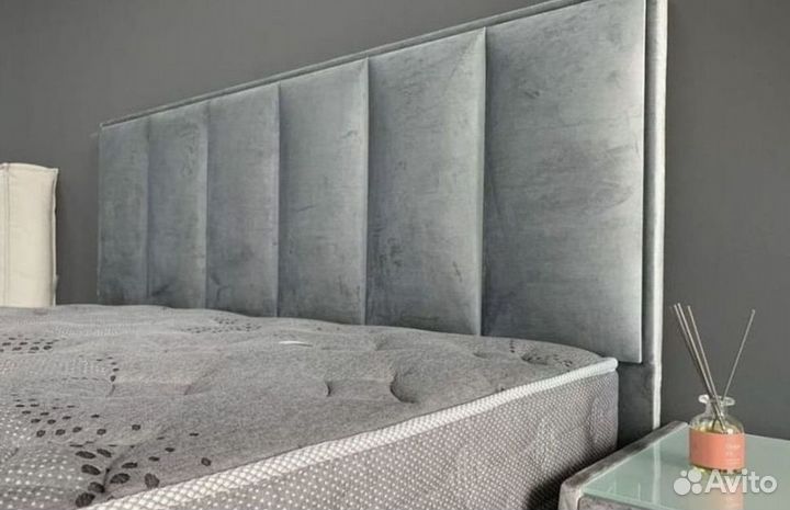 Двухспальная кровать с молдингом