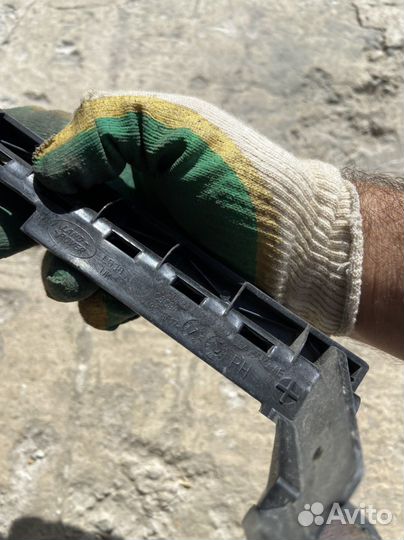 Направлюший стекла задней двери Рендж Ровер Эвок