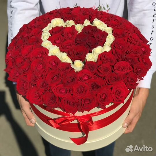 101 роза красная и белая в Шляпной коробке