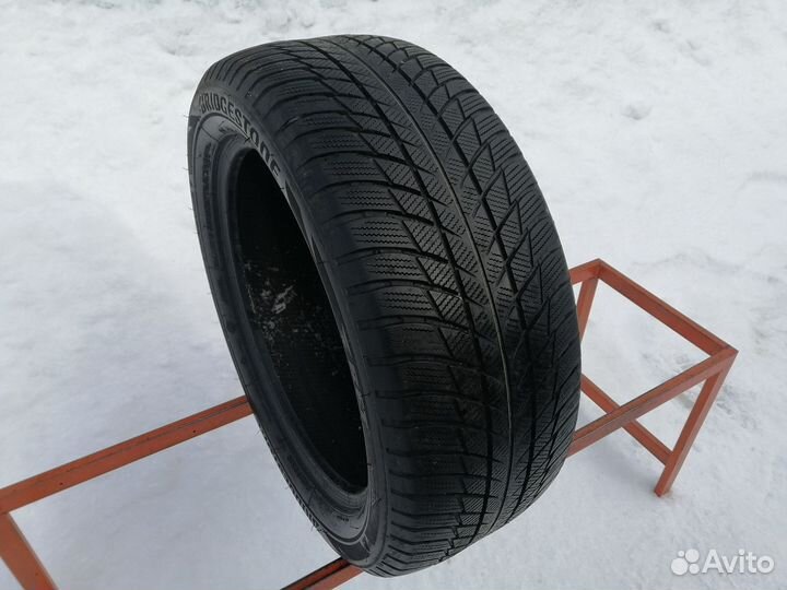 Bridgestone Blizzak LM-001 245/50 R19