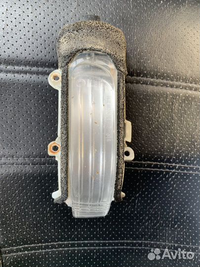 Повторитель поворота в зеркало toyota corolla 150