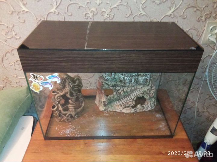 Аквариум 60л 55х27х42 с камнями и игрушками внутри