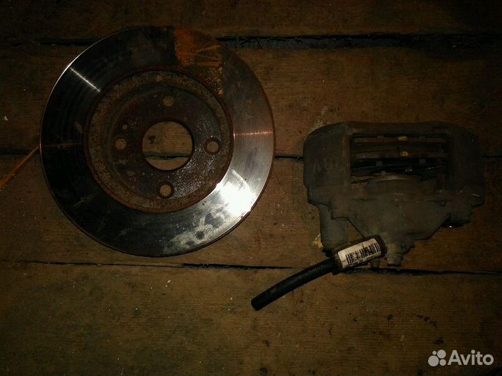 Тормозной диск и суппорт mazda demio DW3W