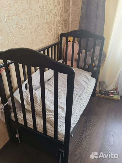 Детская кроватка с продольным маятником и ящиком