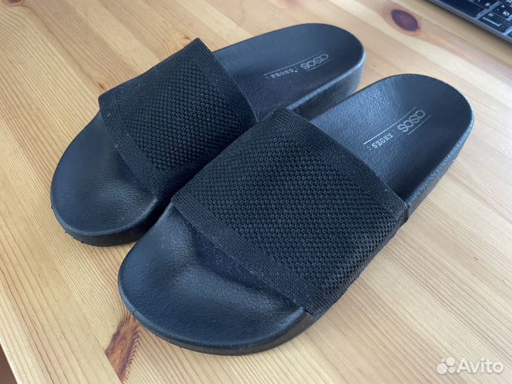 Несколько пар разной кожаной обуви