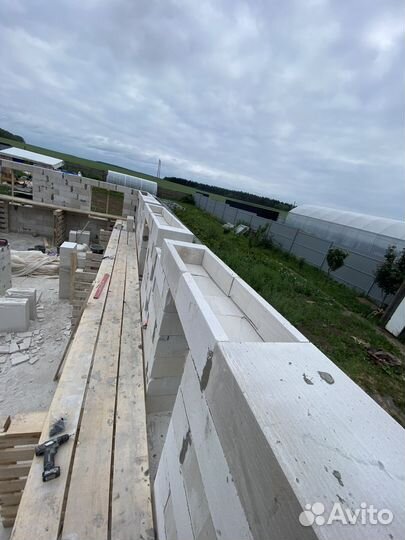 Строительная бригада, кладка блоков