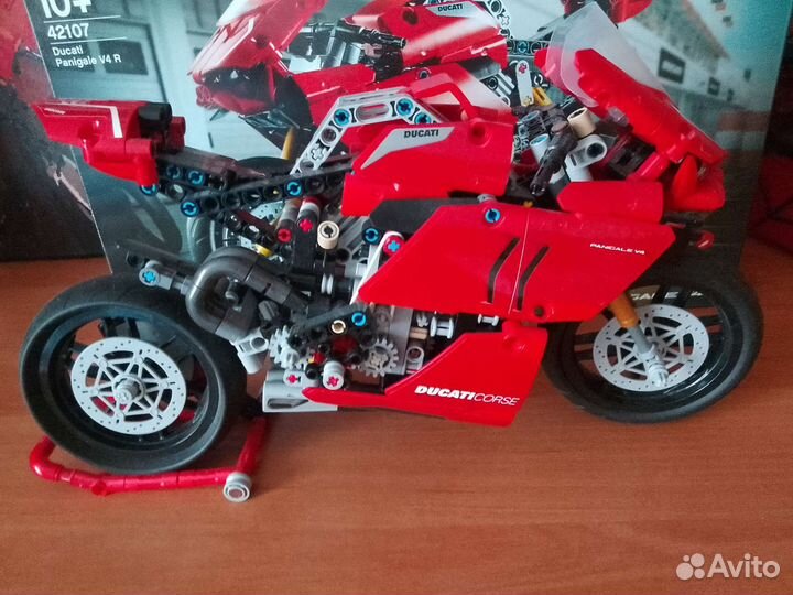 Lego Technik Ducati Panigale V4 R