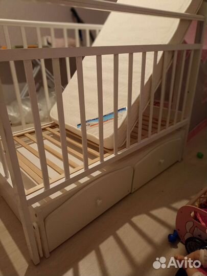 Детская кроватка с маятником белая