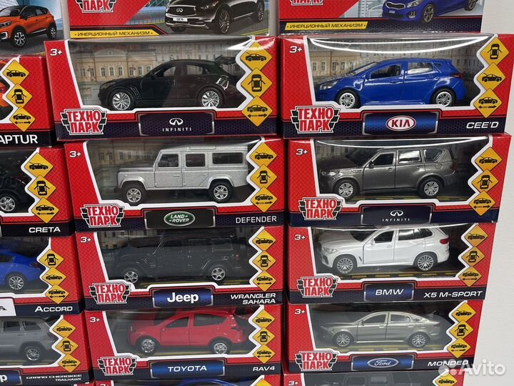 Модель машинки металлическая 1:43 в коробке