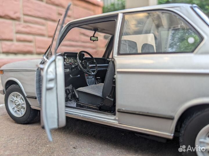 Bmw 2002 1:18 модель от Kyosho