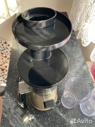 Соковыжималка шнековая Redmond RJ-930S