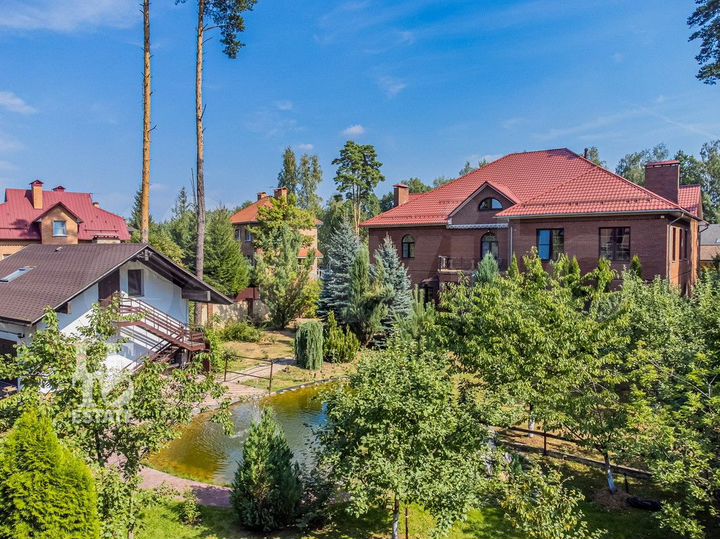 Дом 699,6 м² на участке 18,5 сот.