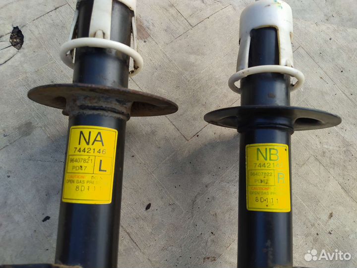 Задняя левая стойка амортизатора Шевроле Лачетти