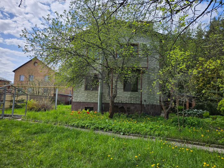 Дом 194,4 м² на участке 12 сот.