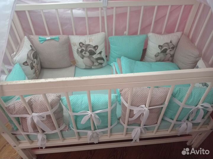 Детская кроватка с маятником