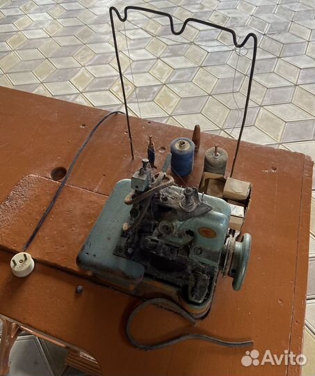 Оверлок промышленный со столом