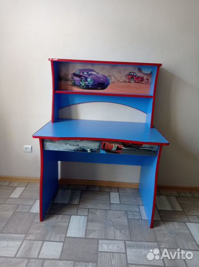 Письменный стол для школьника