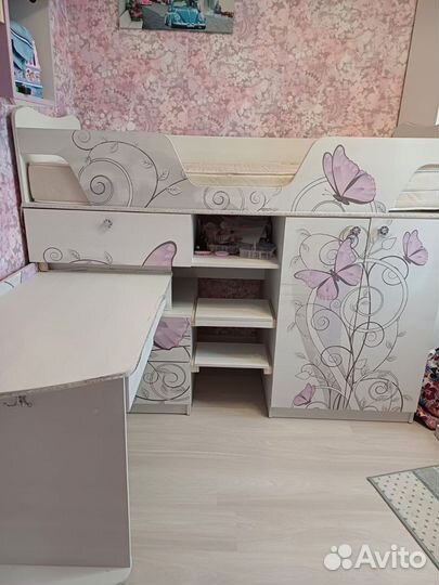 Детская кровать с выдвижным столом
