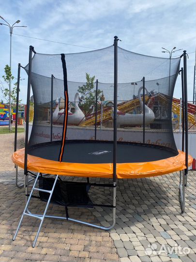 Батут с защитной сеткой