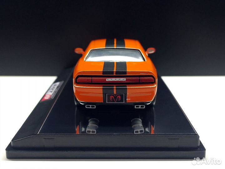 1:43 Dodge Challenger SRT-8
