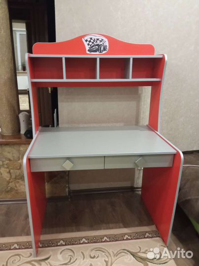 Детский письменный стол