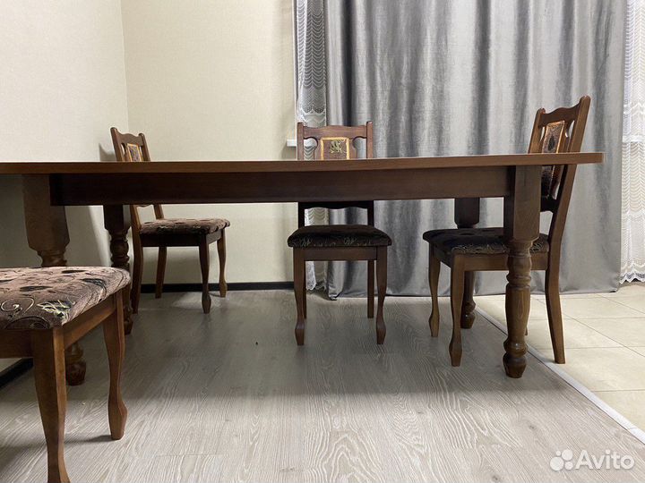 Стол со стульями