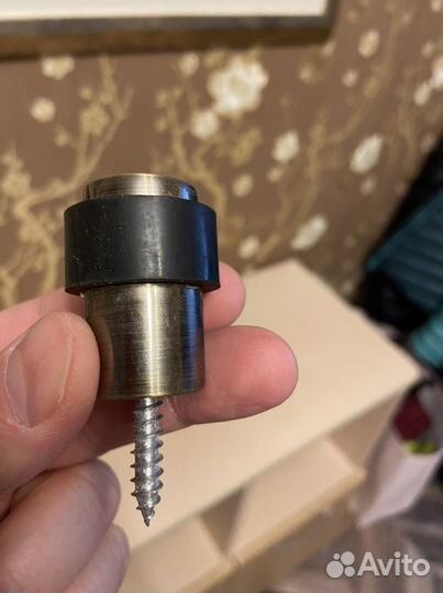 Ограничитель двери на пол