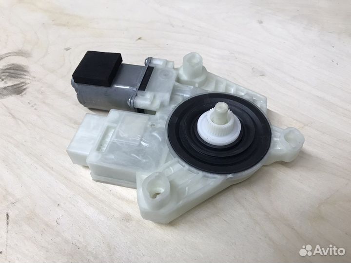 Моторчик стеклоподьемника задний левый Passat B8