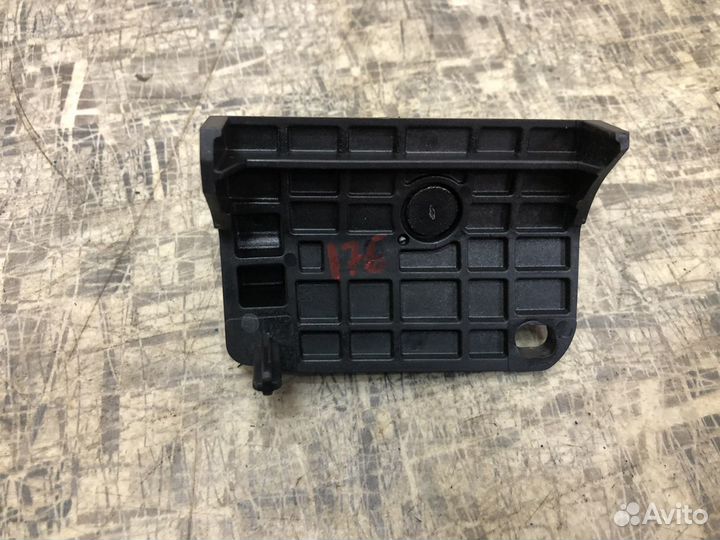 Кронштейн ручки капота s60