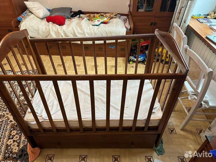 Кровать детская с маятником