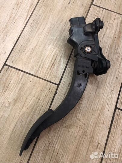 Педаль газа Mitsubishi Outlander XL 2.4 2008