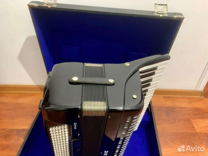 Аккордеон Weltmeister Saphir 4/4