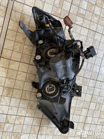 Правая передняя фара на Mitsubishi Outlander XL