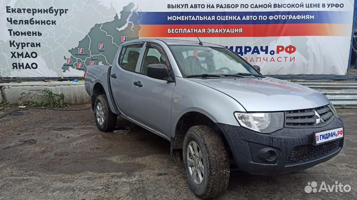 Обшивка стойки средней левая верхняя Mitsubishi L2