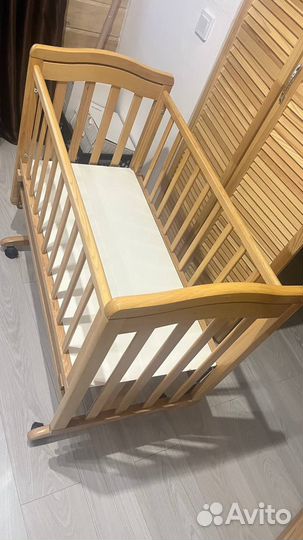 Детская кроватка с маятником