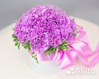 Букет в шляпной коробке из 15 лунных гвоздик