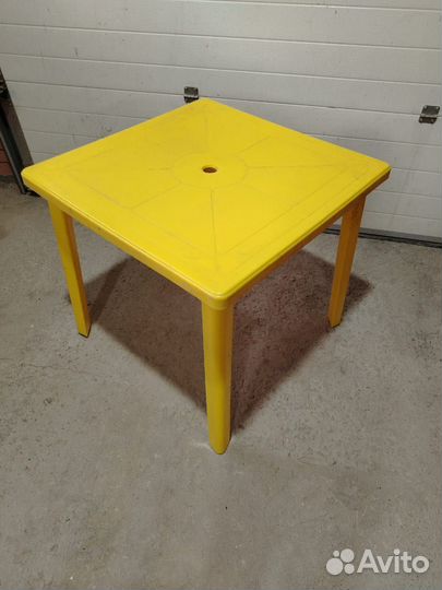 Стол пластиковый садовый