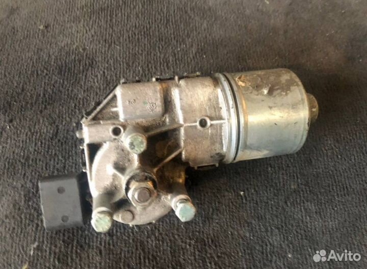 Моторчик стеклоочистителя передний Passat B5