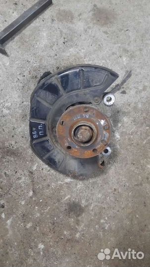 Кулак поворотный правый Volkswagen Passat B6