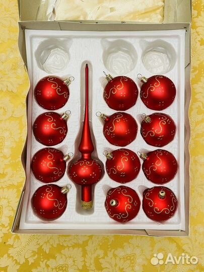 Набор стеклянных елочных шаров с верхушкой