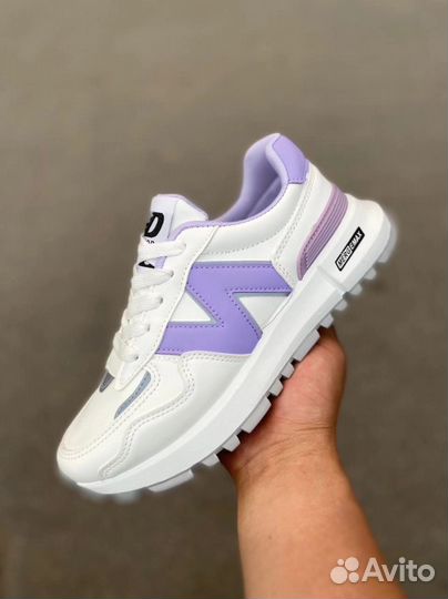 Кроссовки женские