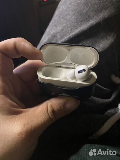 Airpods pro кейс и правый наушник