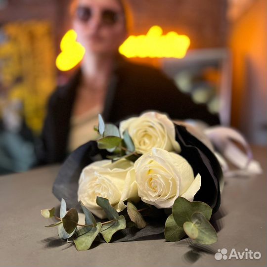 Букет белых роз с эвкалиптом