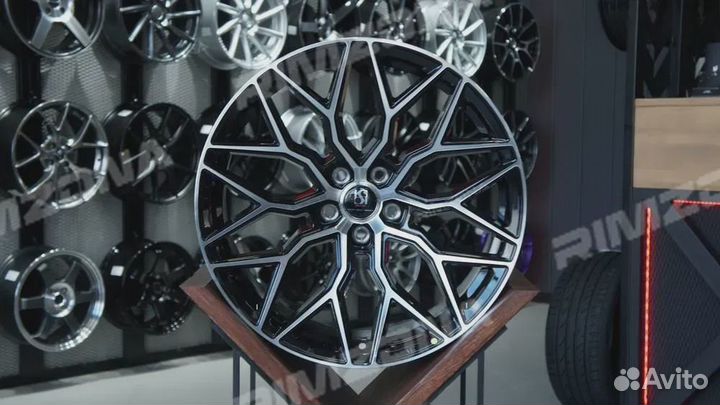 Литой диск в стиле vossen R19 5x112
