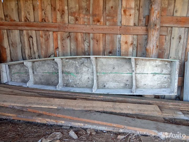 Лодка деревянная