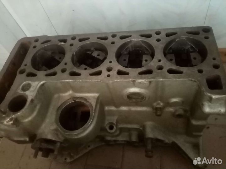 Блок циллиндров с поршнями