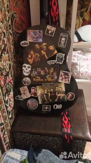 Гитара, Чёрная обклеена наклейками