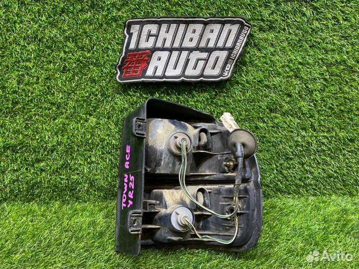 Стоп-сигнал задний левый Toyota Town Ace YR25